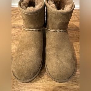 Ugg minis in Hickory size 8